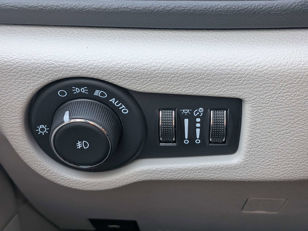 Used 2024 Chrysler Pacifica Touring-L FWD image 23