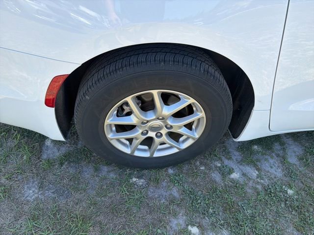 Used 2024 Chrysler Pacifica Touring-L FWD image 6