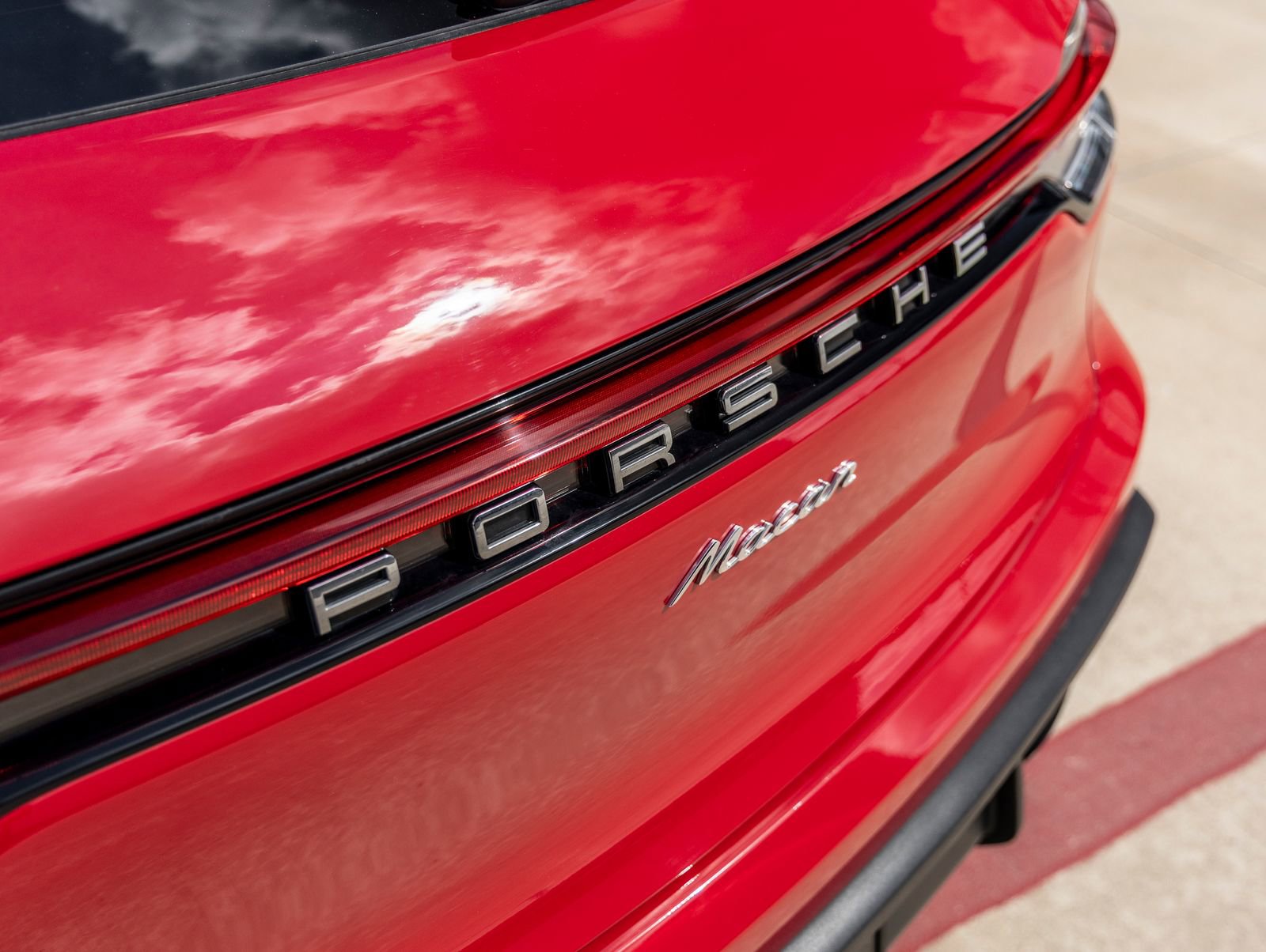 Certified 2024 Porsche Macan image 14