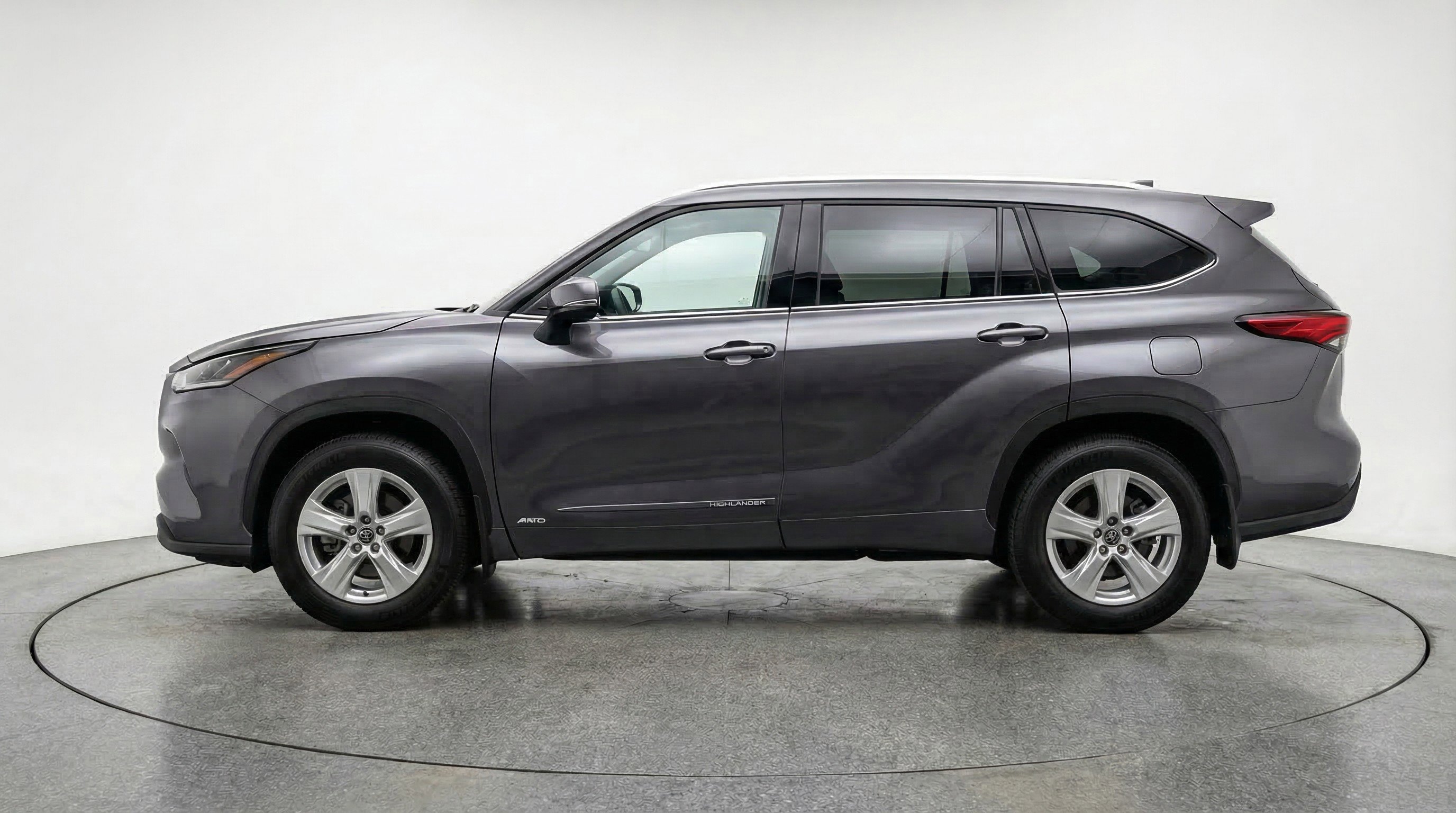 Used 2025 Toyota Highlander LE image 5