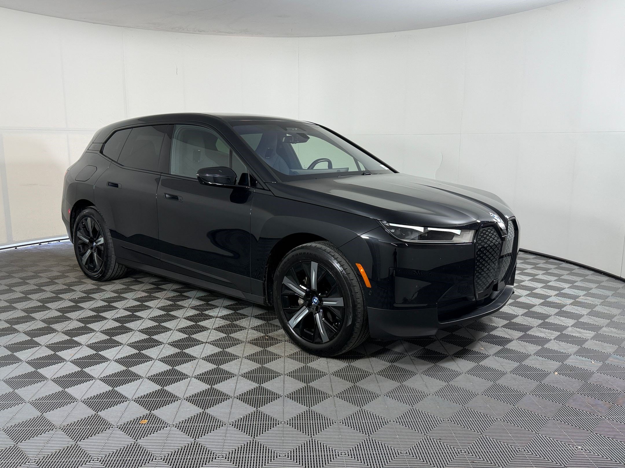 Used 2023 BMW iX xDrive50 w/ Convenience Package AWD/4WD image 7