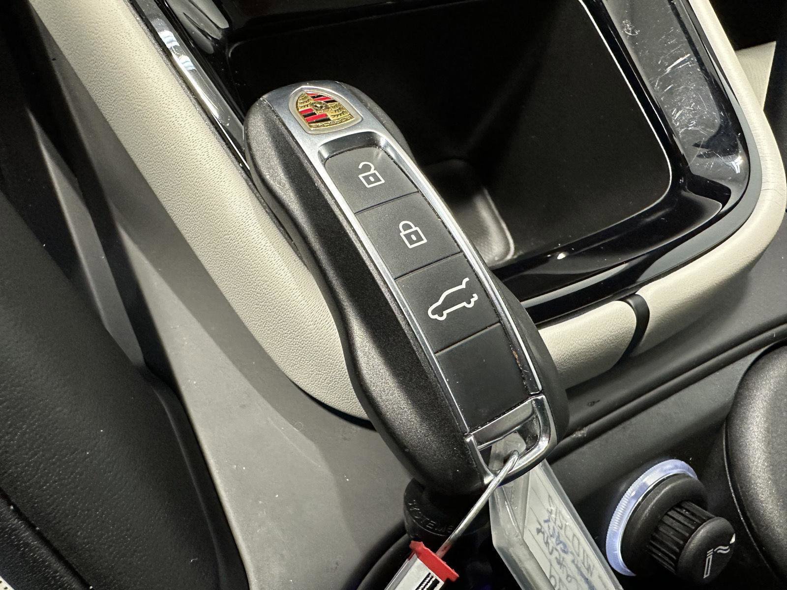 Certified 2025 Porsche Cayenne Coupe image 45