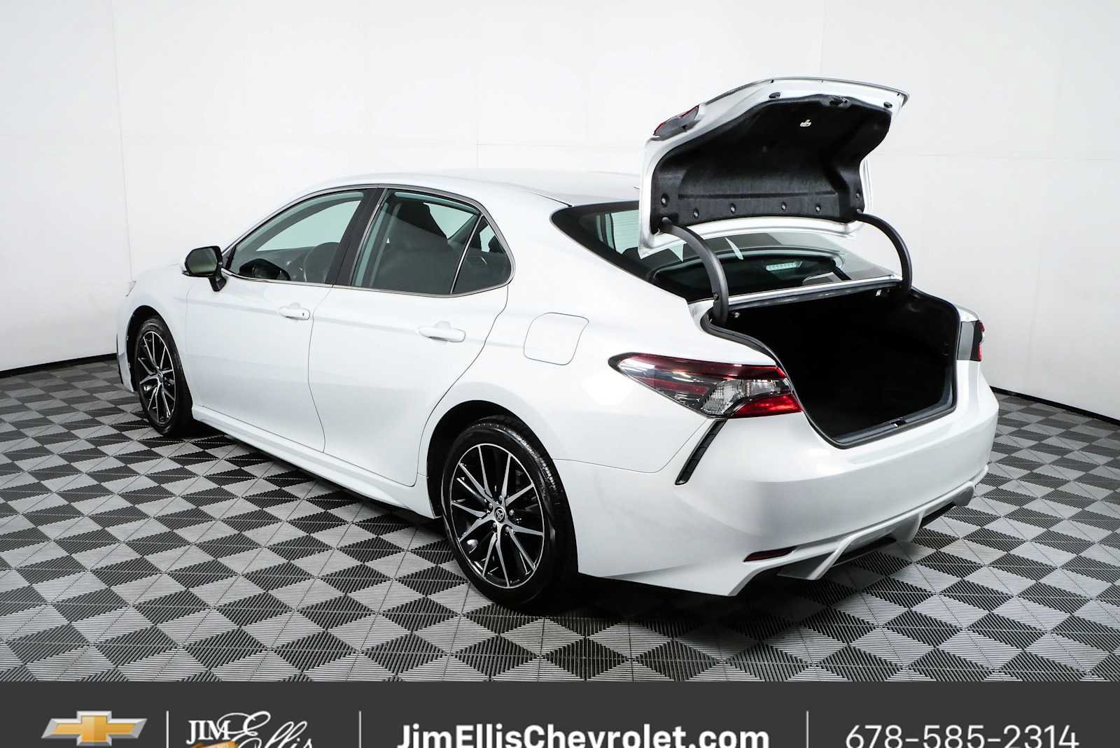 Used 2024 Toyota Camry SE FWD image 30