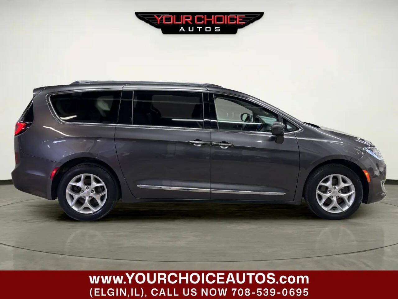 Used 2017 Chrysler Pacifica Touring-L Plus w/ Tire & Wheel Group FWD image 9