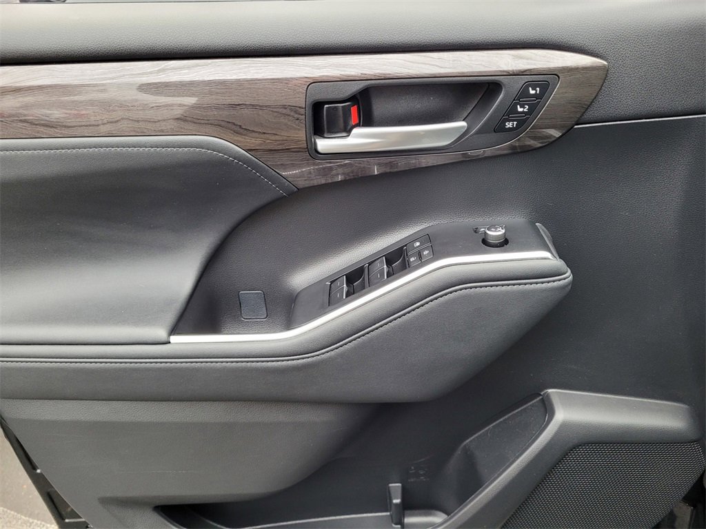 Used 2023 Toyota Highlander Limited image 23