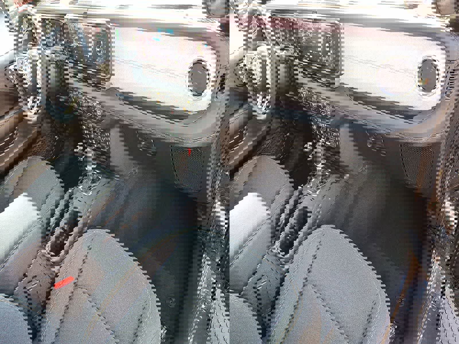 Used 2025 Jeep Wrangler Sahara image 33