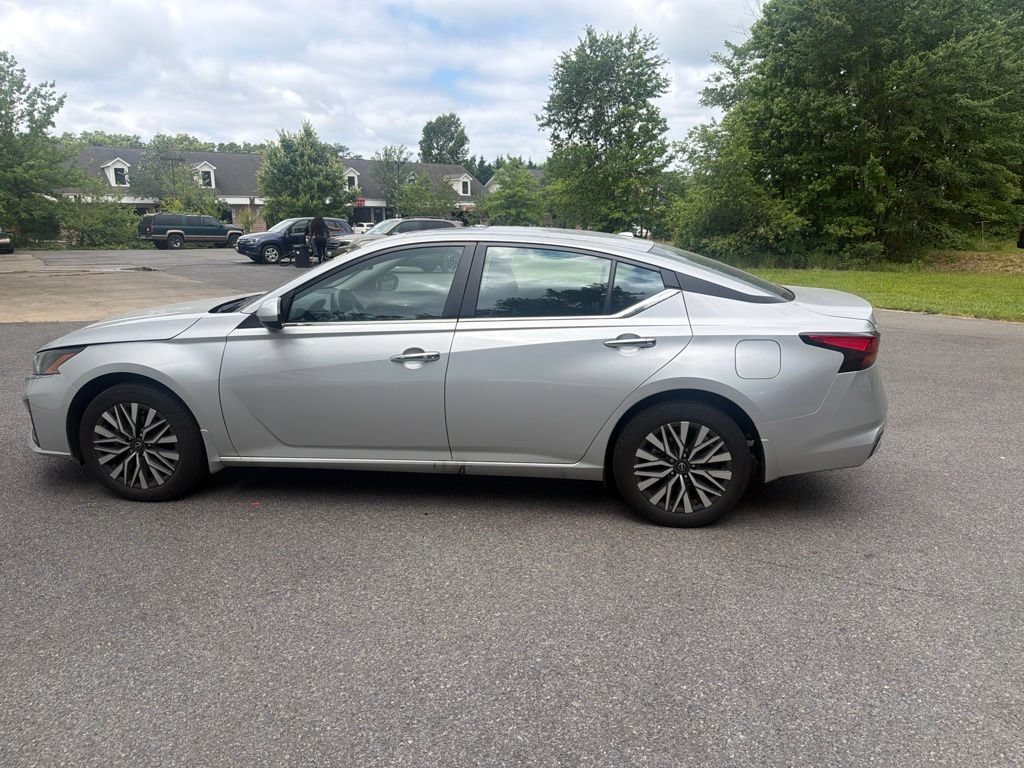 Used 2024 Nissan Altima 2.5 SV w/ SV Premium Package AWD/4WD image 7