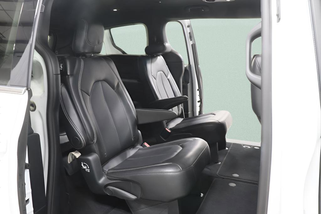 Used 2025 Chrysler Pacifica Select FWD image 27