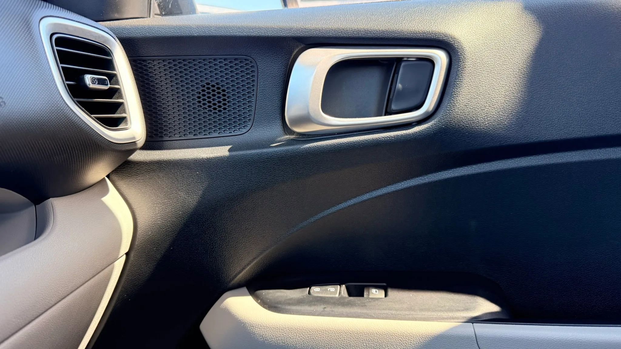 Used 2025 Hyundai Venue SEL image 25