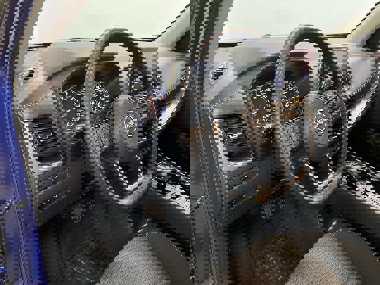 Used 2023 Nissan Rogue SV image 2