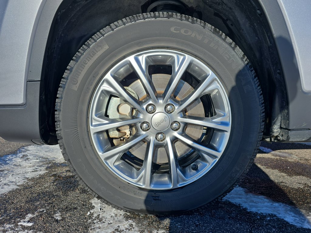 Used 2020 Jeep Cherokee Latitude Plus w/ Cold Weather Group image 25