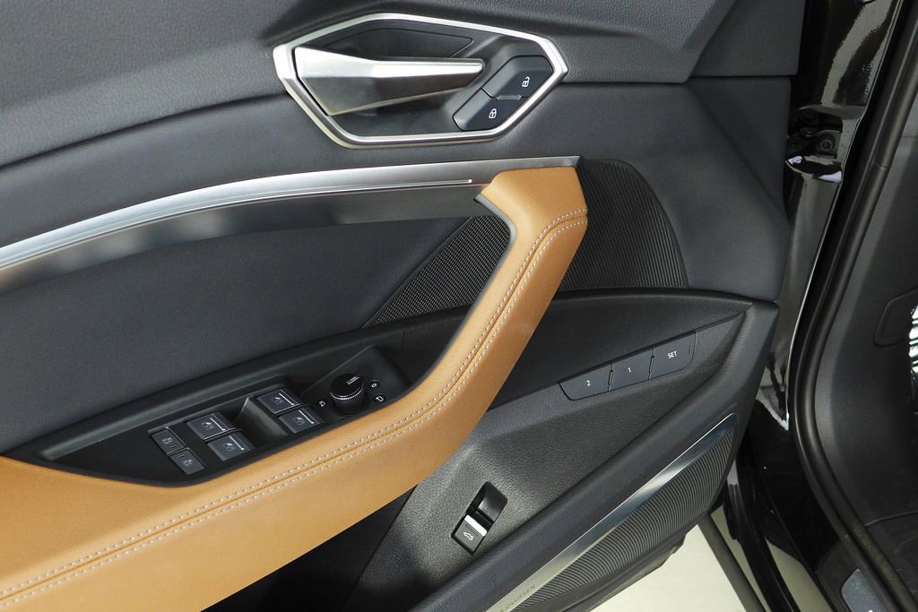 Used 2024 Audi Q8 e-tron Premium Plus w/ Premium Plus Package image 12