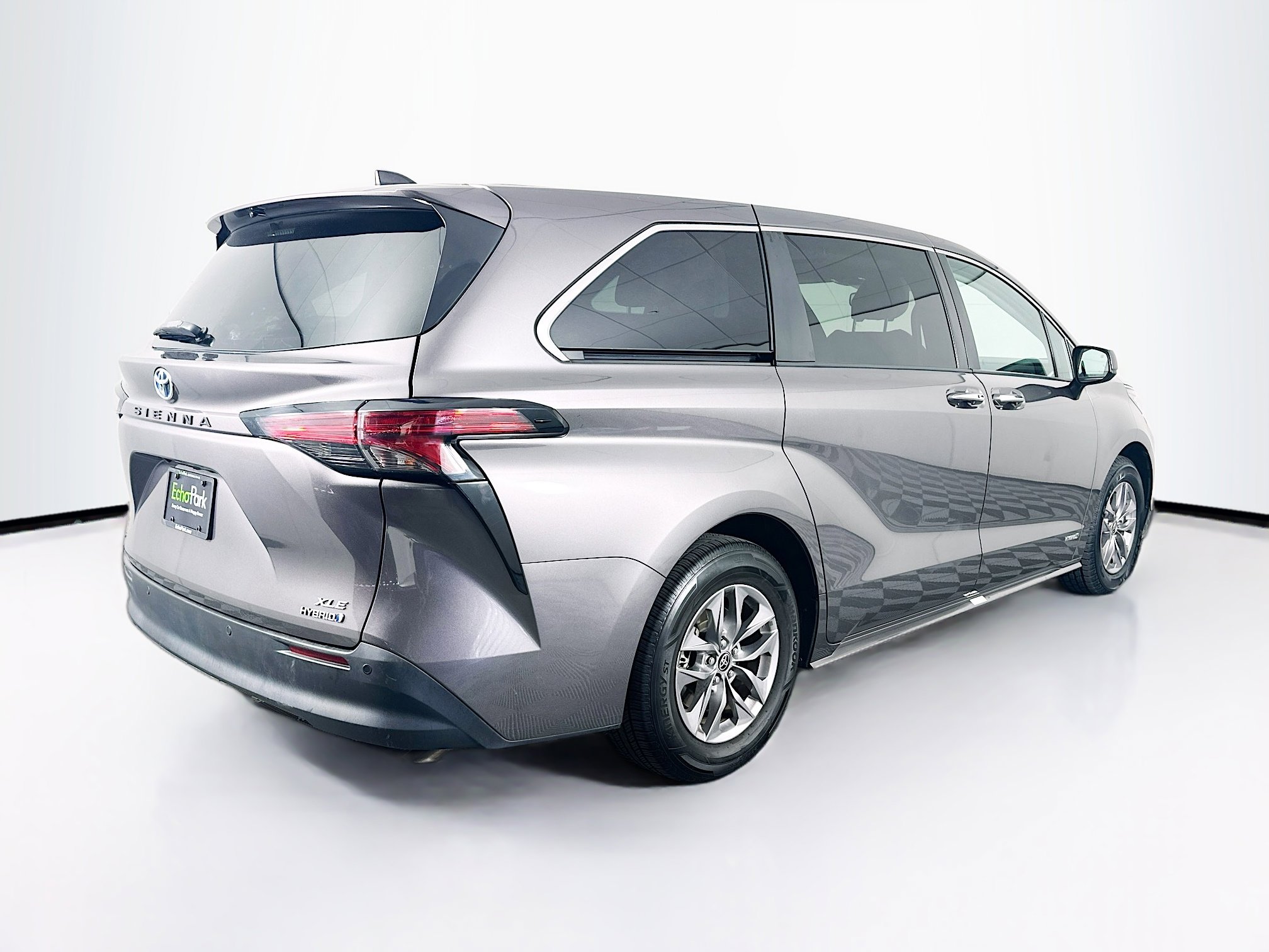 Used 2021 Toyota Sienna XLE image 9