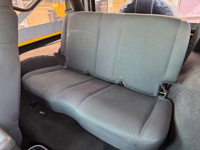 Used 2006 Jeep Wrangler Unlimited w/ Premium Audio Group image 15