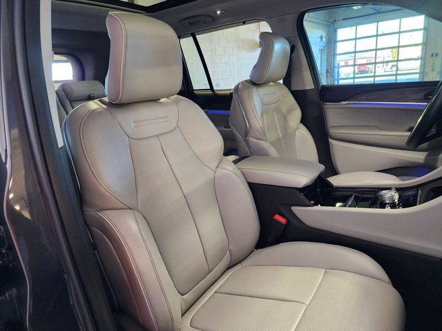 Used 2022 Jeep Grand Cherokee Overland w/ Luxury Tech Group IV image 20