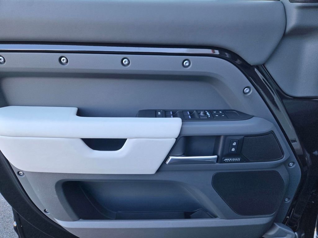 New 2026 Land Rover Defender 110 X-Dynamic SE image 10