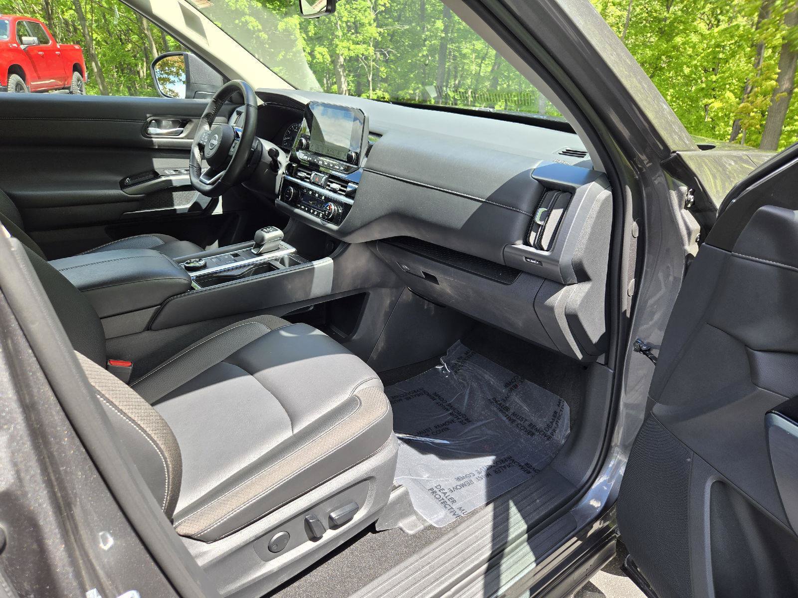 Used 2025 Nissan Pathfinder SL AWD/4WD image 23