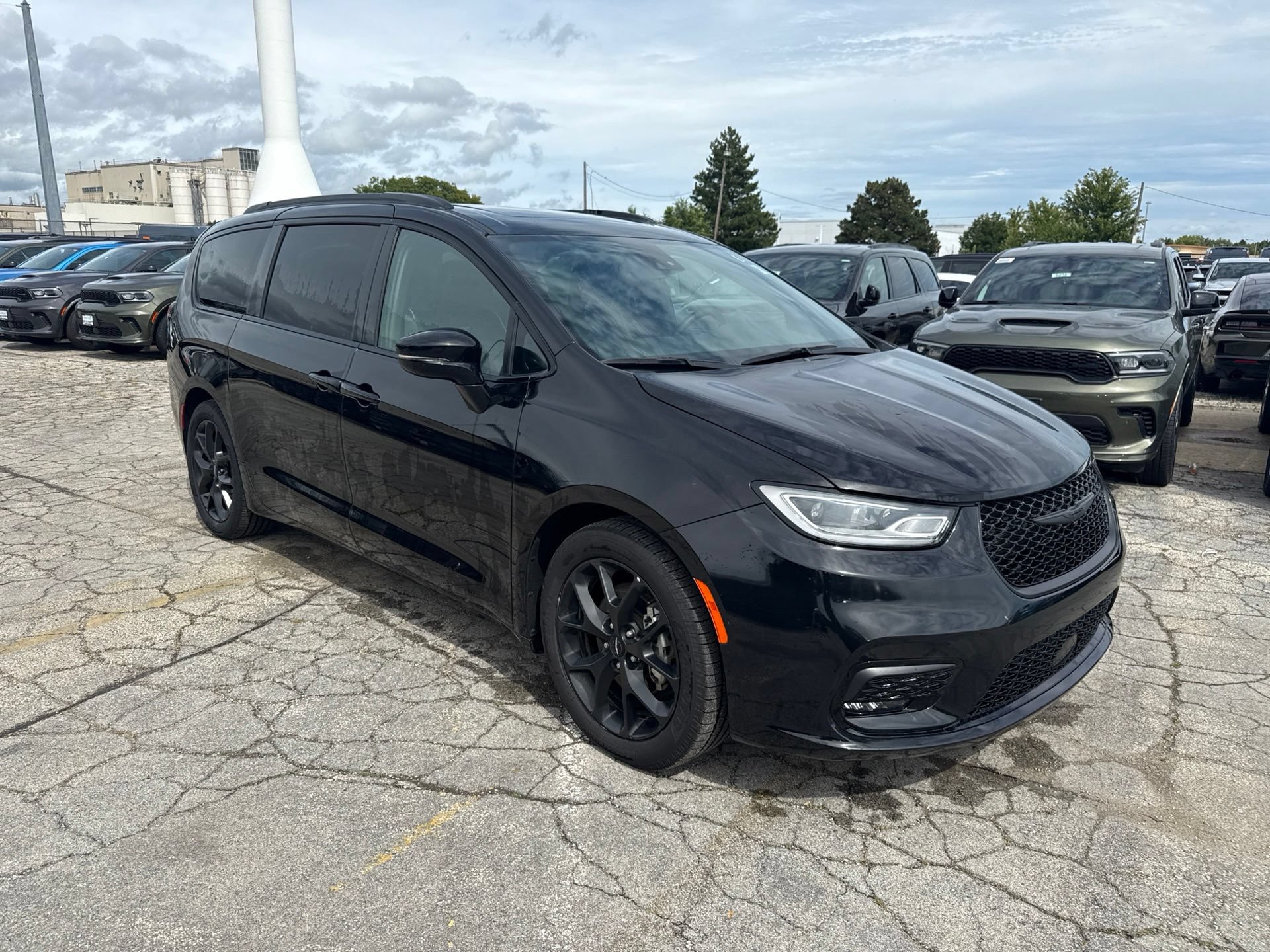 Used 2025 Chrysler Pacifica Limited FWD image 4