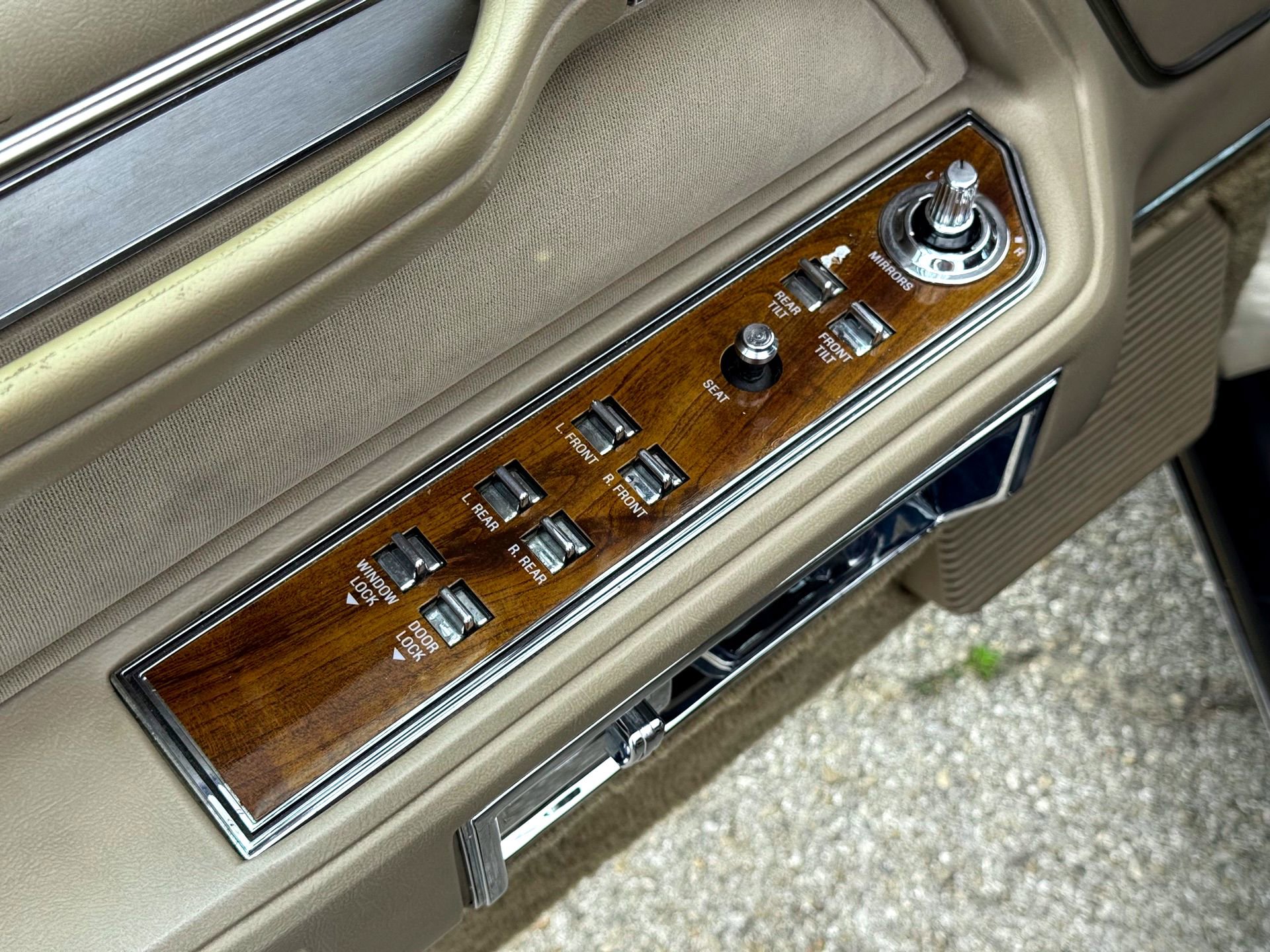 Used 1989 Lincoln Town Car Signature RWD image 23