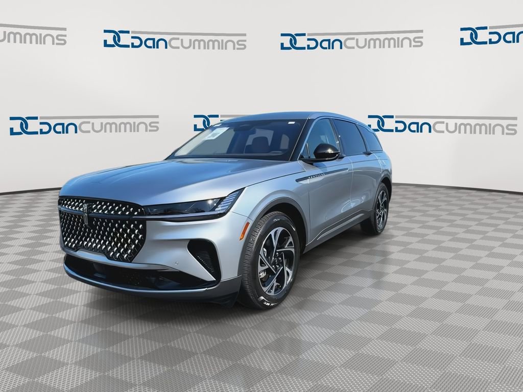 Used 2025 Lincoln Nautilus Premier AWD/4WD image 4