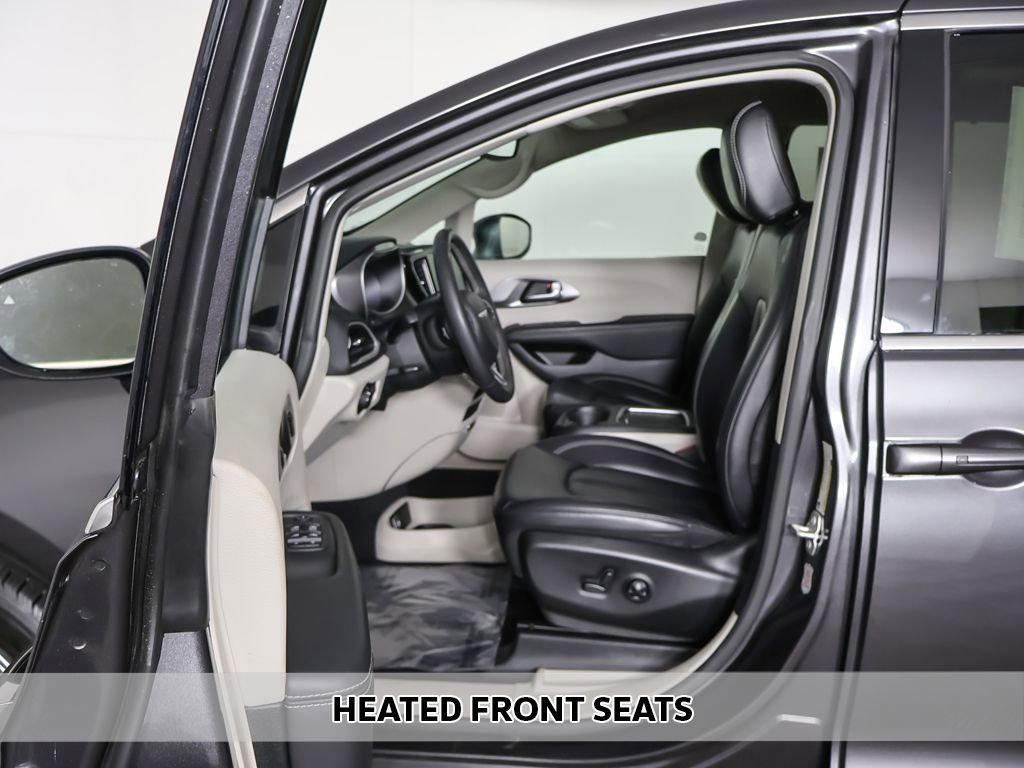 Used 2023 Chrysler Pacifica Touring-L FWD image 7