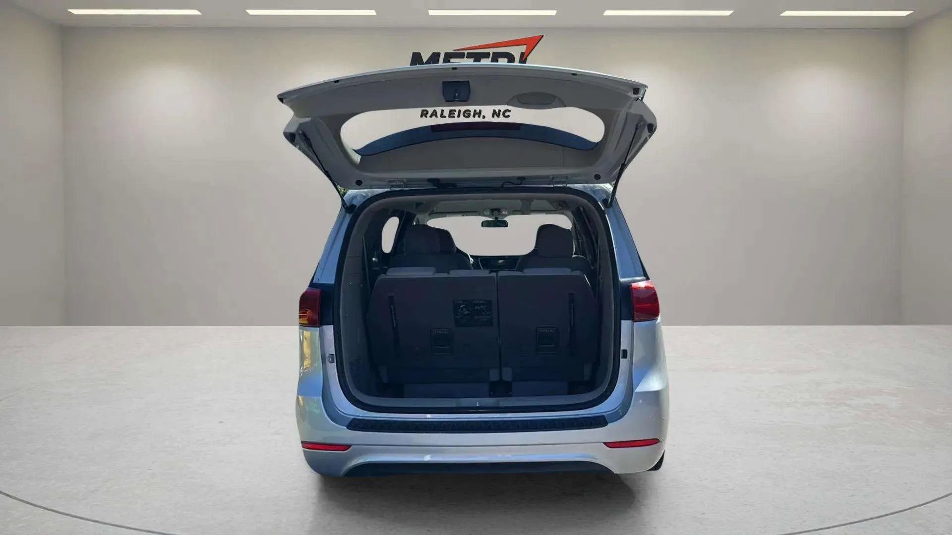 Used 2017 Kia Sedona LX image 15