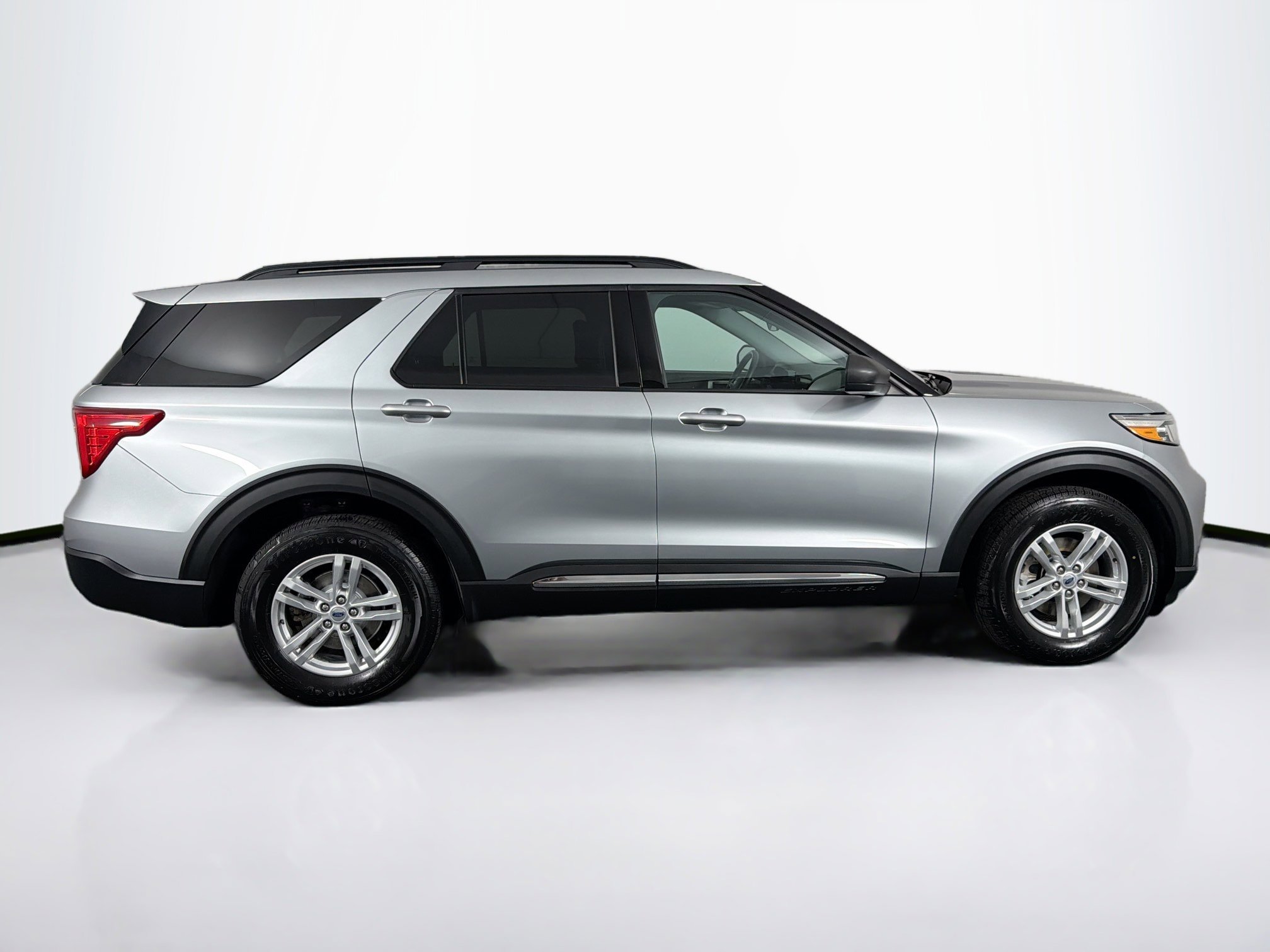 Used 2023 Ford Explorer XLT AWD/4WD image 12