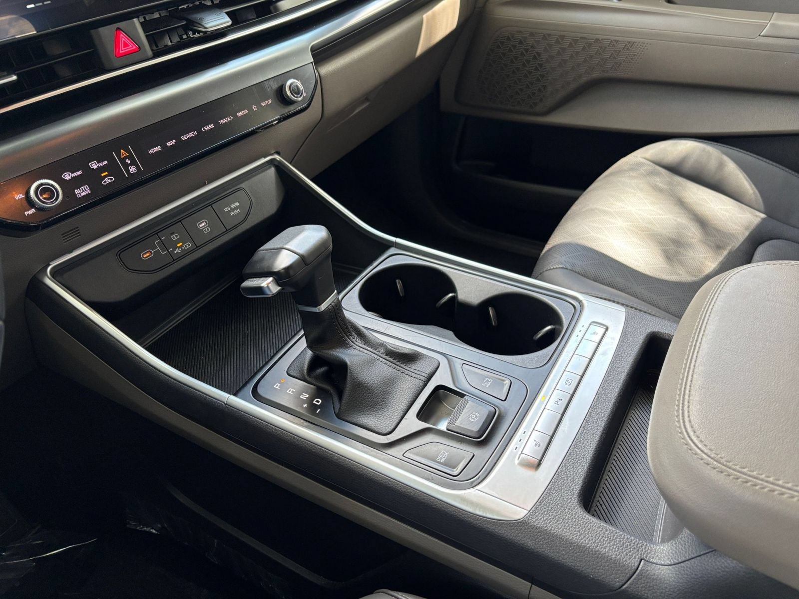 Used 2026 Kia Carnival FWD image 44