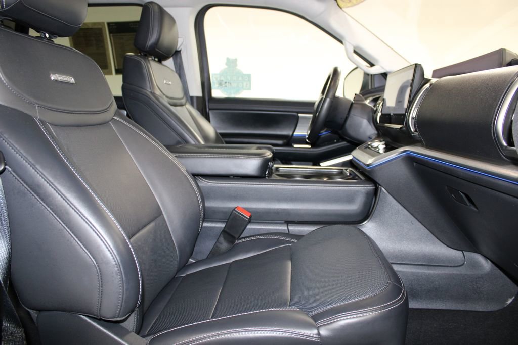 Used 2025 Ford Expedition Platinum image 37