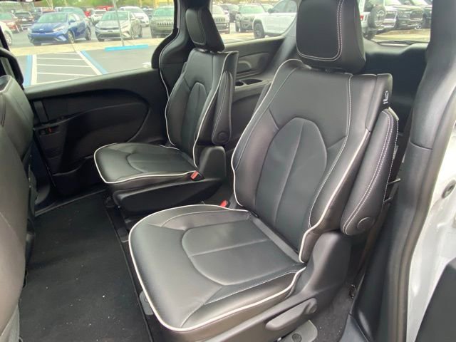 Used 2025 Chrysler Pacifica Premium image 25