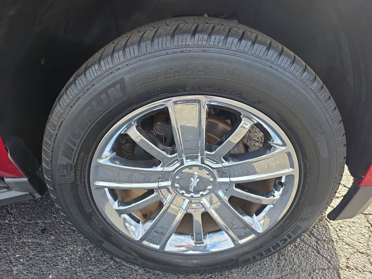Used 2015 Chevrolet Suburban LT w/ Luxury Package AWD/4WD image 16