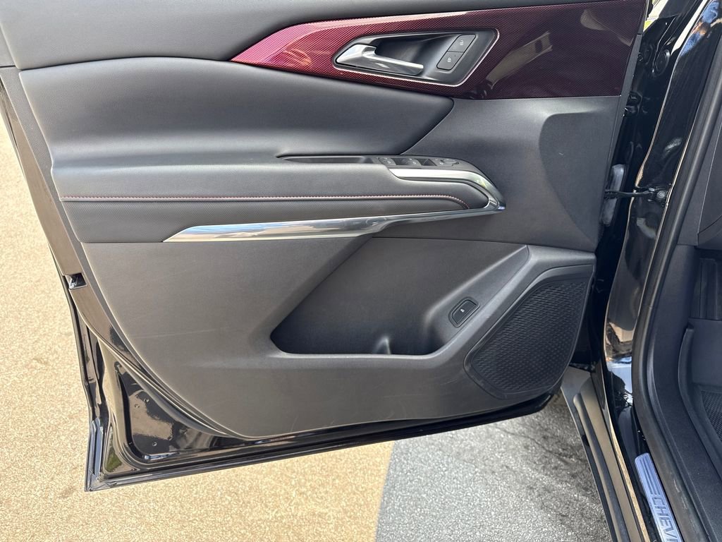 Used 2025 Chevrolet Traverse Z71 w/ LPO, Floor Liner Package AWD/4WD image 11