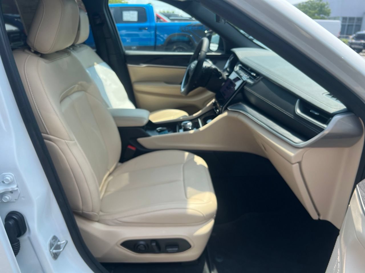 Used 2025 Jeep Grand Cherokee L Limited w/ Luxury Tech Group II RWD image 21