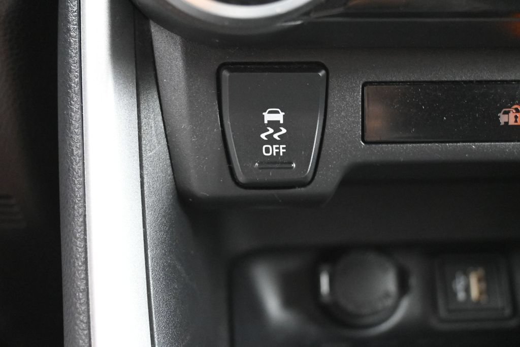 Used 2025 Toyota RAV4 XLE AWD/4WD image 23