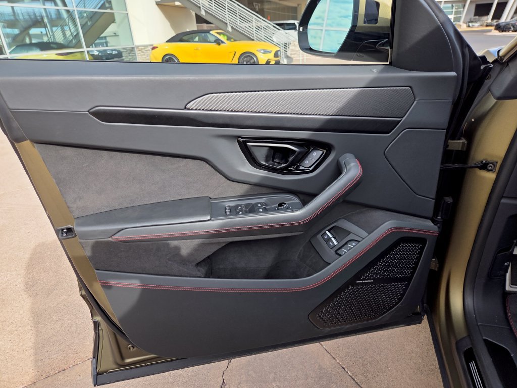Used 2025 Lamborghini Urus SE AWD/4WD image 4