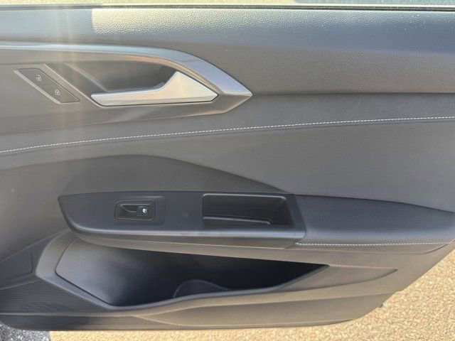 Used 2025 Volkswagen Taos SE image 30