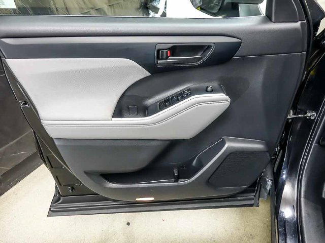 Used 2022 Toyota Highlander LE AWD/4WD image 21