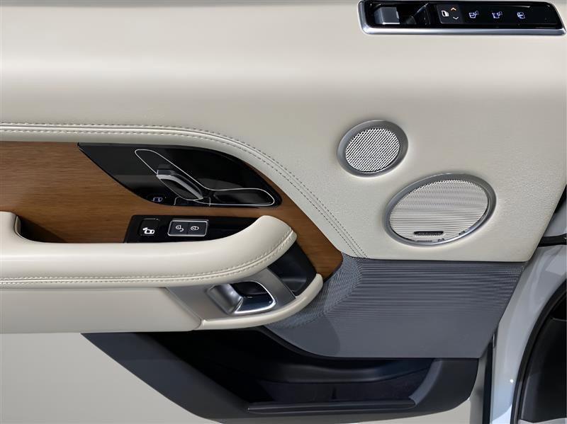 Used 2020 Land Rover Range Rover HSE image 24