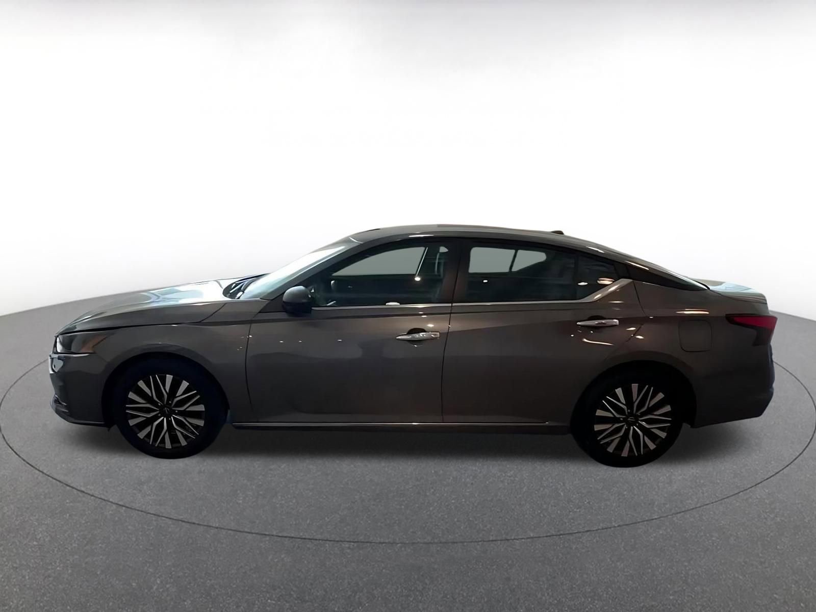 Used 2025 Nissan Altima 2.5 SV image 8