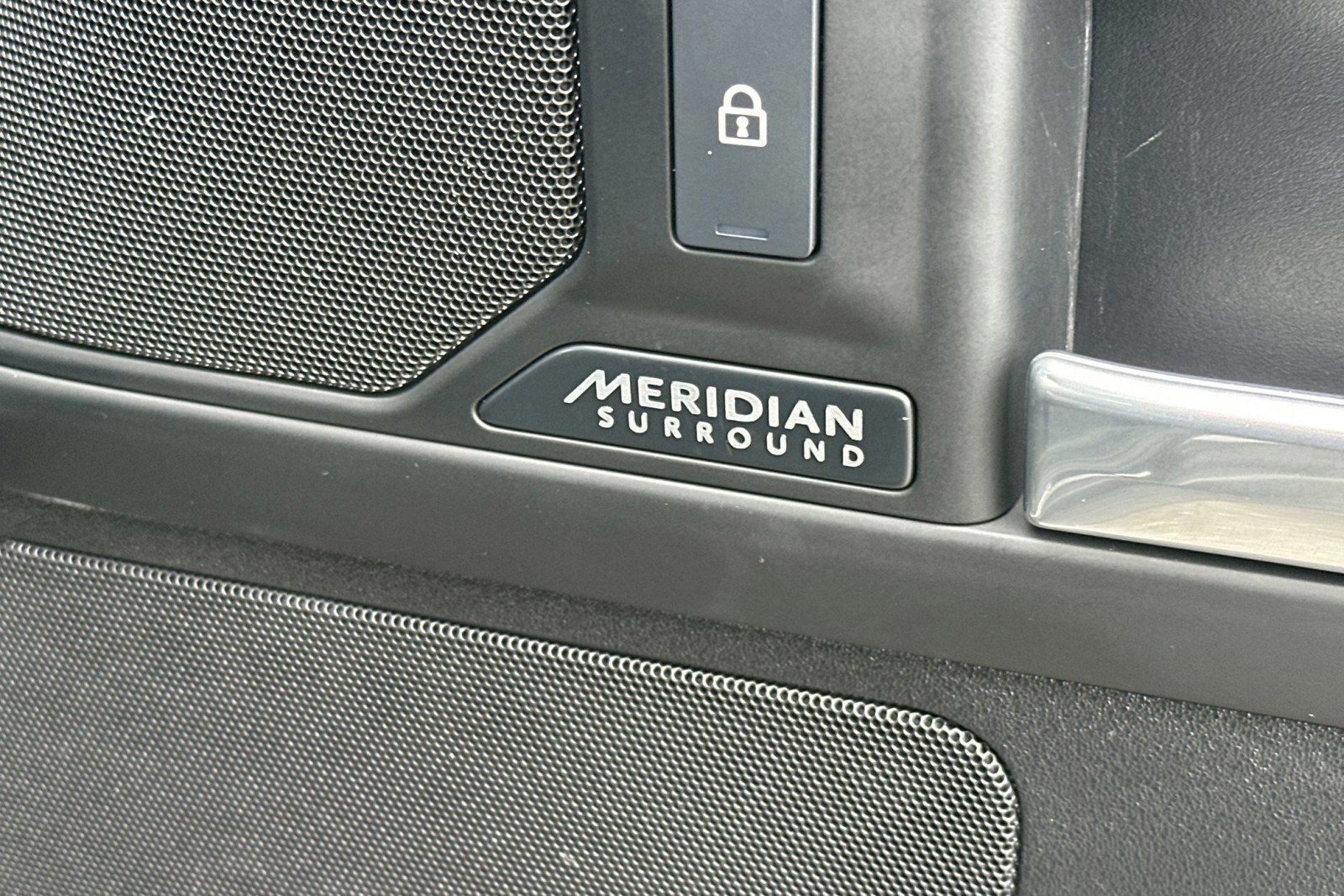 Certified 2025 Land Rover Defender 130 X-Dynamic SE AWD/4WD image 23