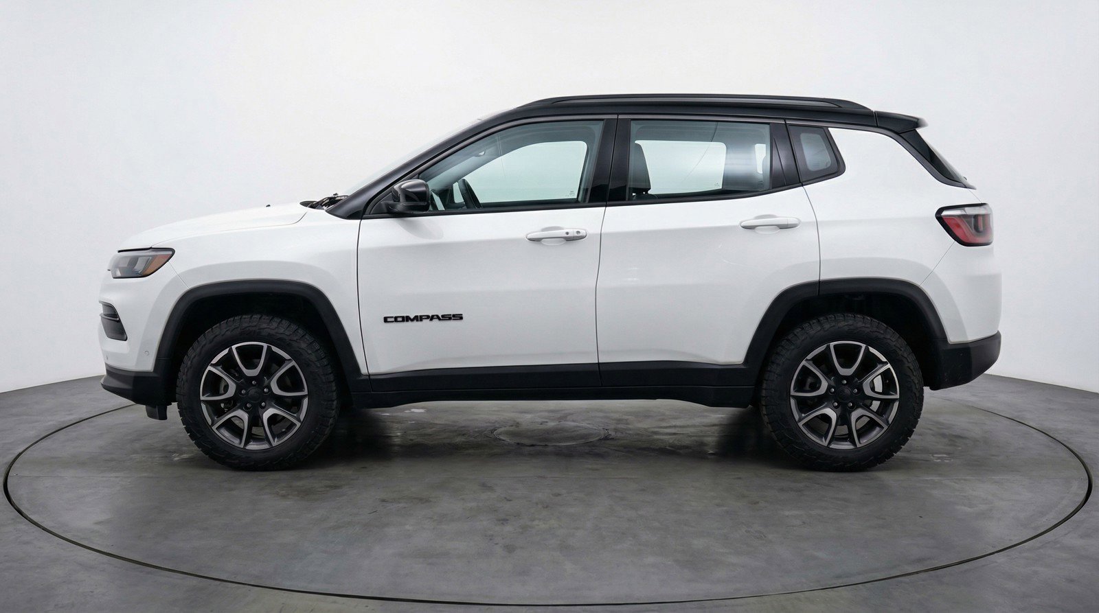 Used 2025 Jeep Compass Trailhawk image 5