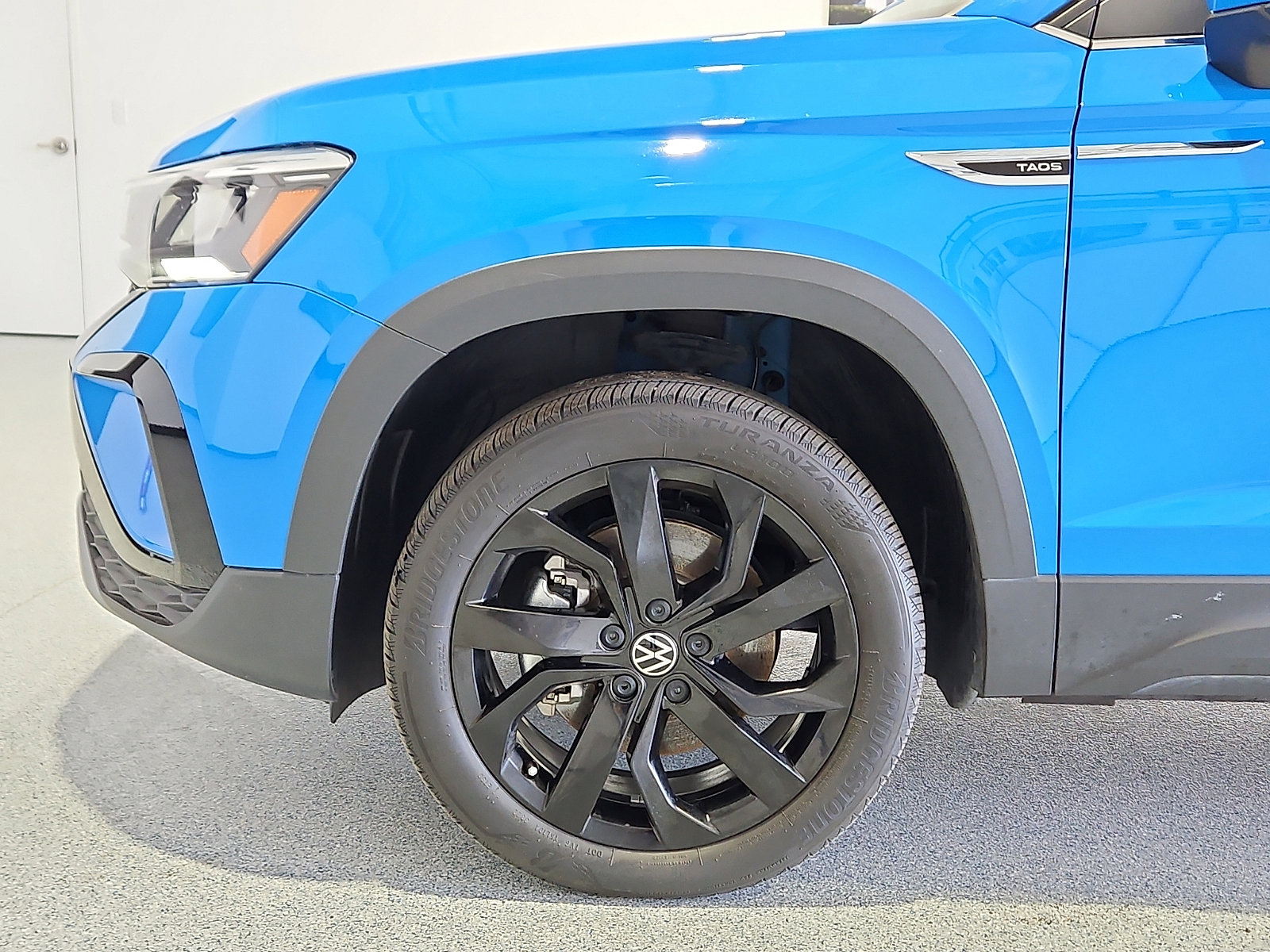 Certified 2023 Volkswagen Taos SE w/ Black Wheel Package FWD image 5