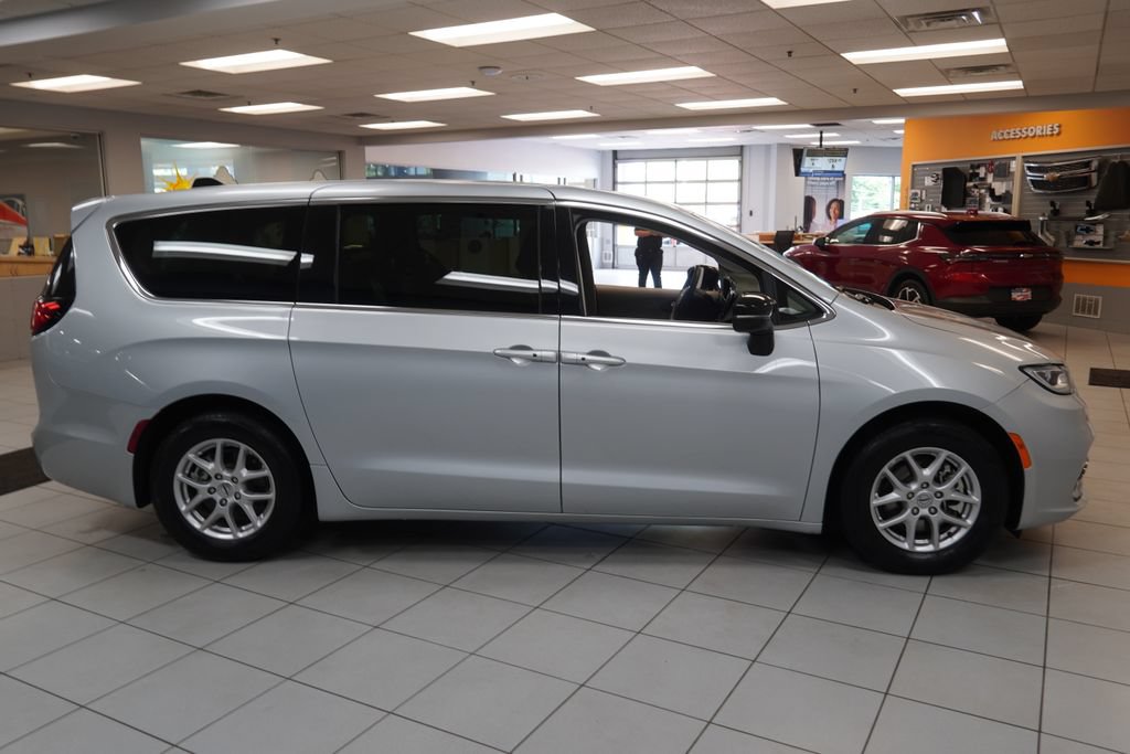 Used 2024 Chrysler Pacifica Touring-L FWD image 13