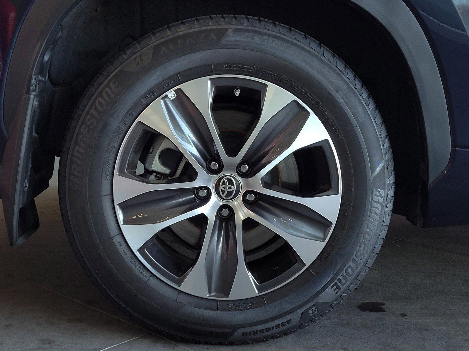 Certified 2023 Toyota Highlander XLE image 5