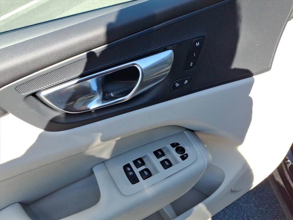 Used 2025 Volvo XC60 T8 Plus w/ Protection Package Premier image 43