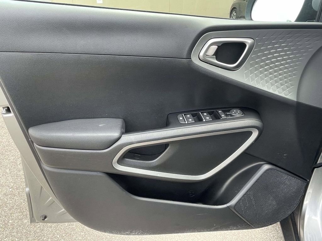 Used 2025 Kia Soul LX w/ LX Technology Package image 15