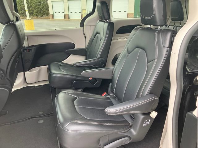 Used 2024 Chrysler Pacifica Touring-L image 15