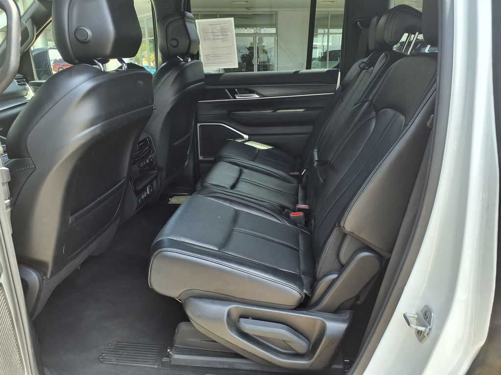 Used 2024 Jeep Wagoneer Series II w/ Flexible Seating Group RWD image 12