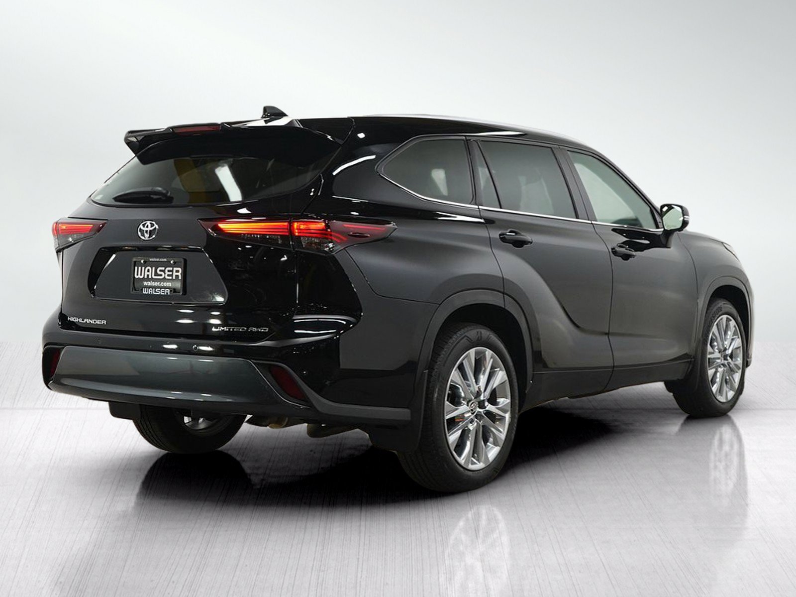 Used 2024 Toyota Highlander Limited AWD/4WD image 7