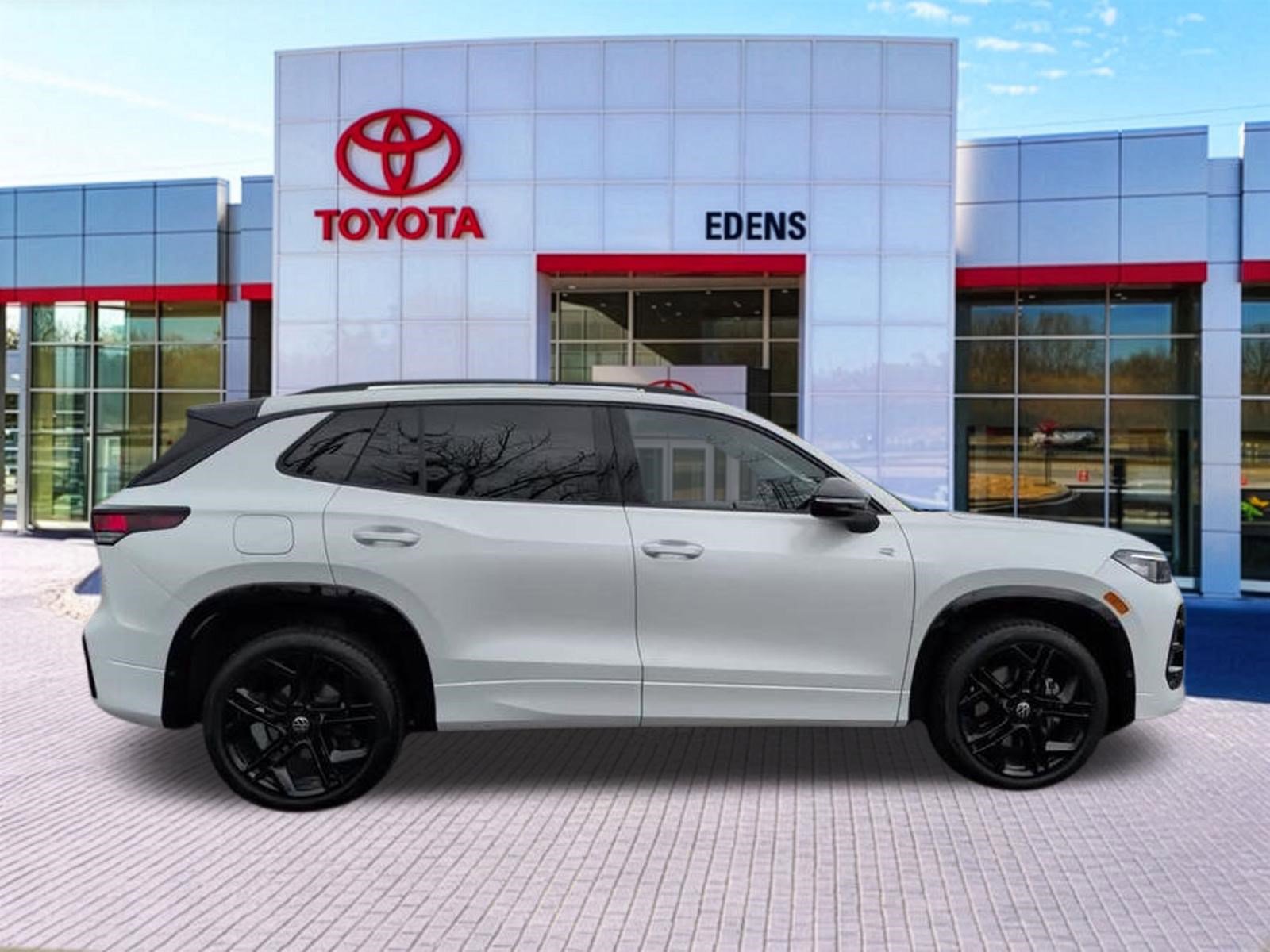 Used 2025 Volkswagen Tiguan SE R-Line AWD/4WD image 2